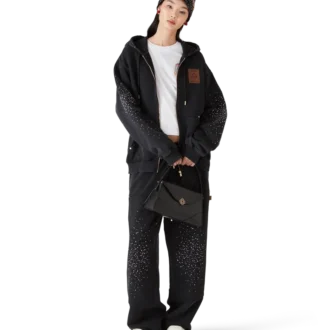 Beanie met gotische kristallen versiering