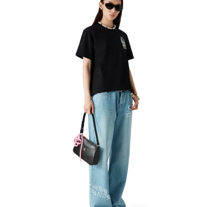 Graffiti-distressed denimjeans Graffiti-distressed denimjeans