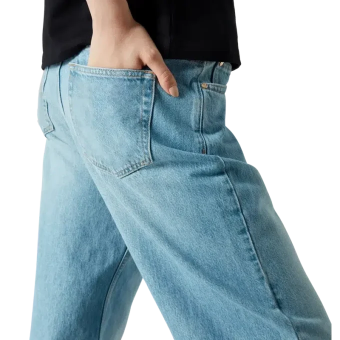 Graffiti-distressed denimjeans Graffiti-distressed denimjeans