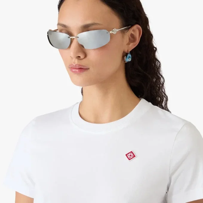 Klassiek T-shirt met korte mouwen en geborduurde patch op de short