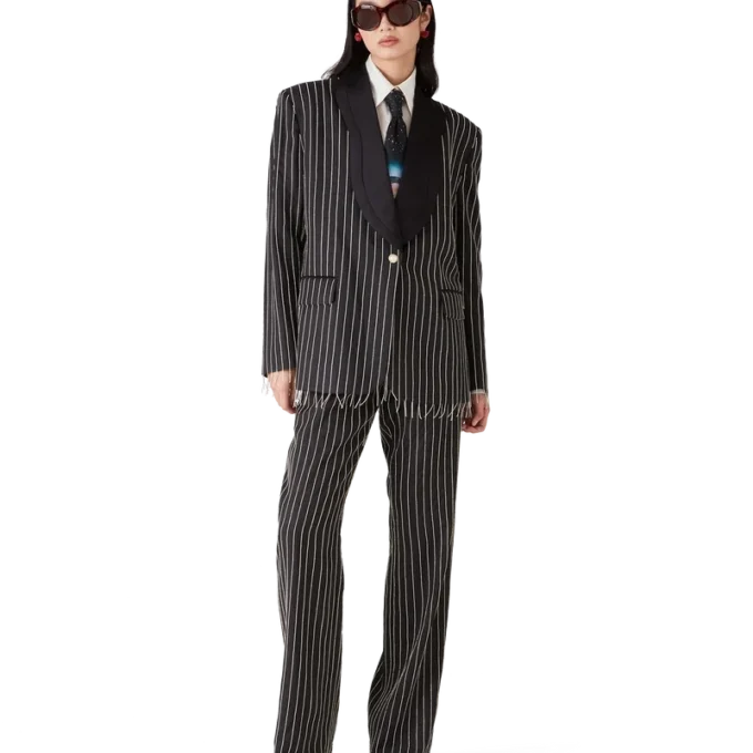 Met kristallen versierd maatwerkjasje Met kristallen versierd maatwerkjasje