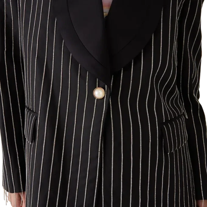 Met kristallen versierd maatwerkjasje Met kristallen versierd maatwerkjasje