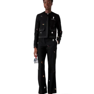 Op maat gemaakt wollen jasje met geborduurd motief