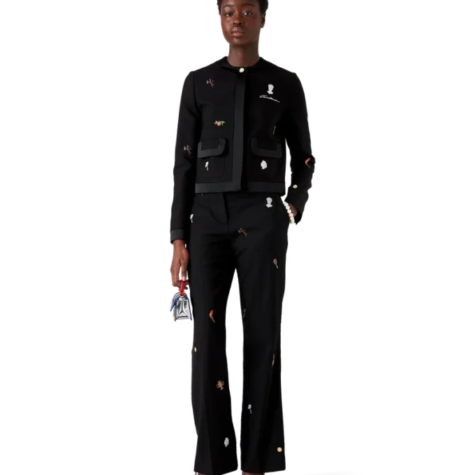 Op maat gemaakt wollen jasje met geborduurd motief Op maat gemaakt wollen jasje met geborduurd motief