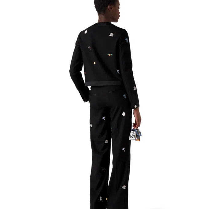 Op maat gemaakt wollen jasje met geborduurd motief Op maat gemaakt wollen jasje met geborduurd motief