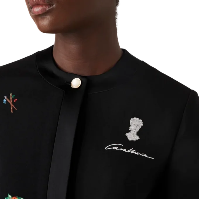 Op maat gemaakt wollen jasje met geborduurd motief Op maat gemaakt wollen jasje met geborduurd motief