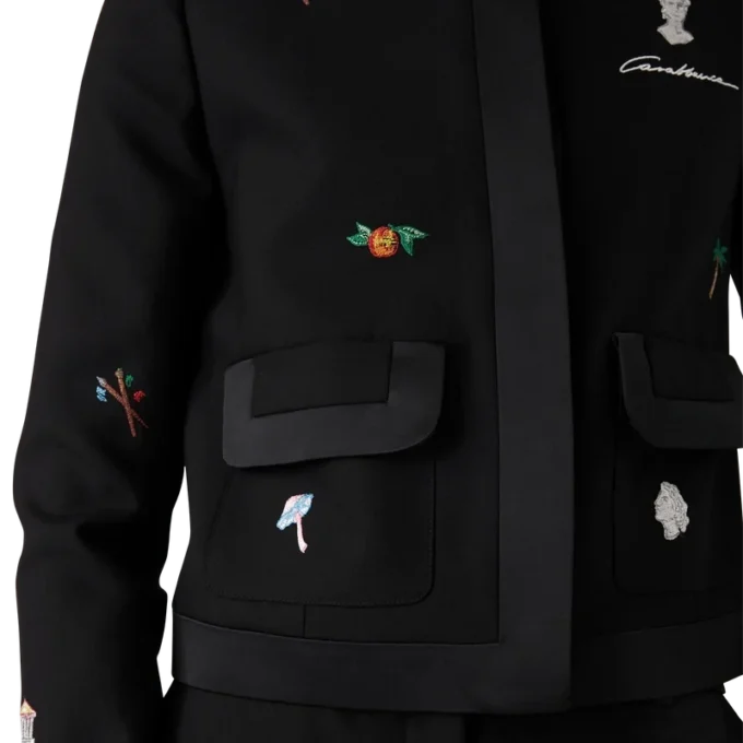 Op maat gemaakt wollen jasje met geborduurd motief Op maat gemaakt wollen jasje met geborduurd motief