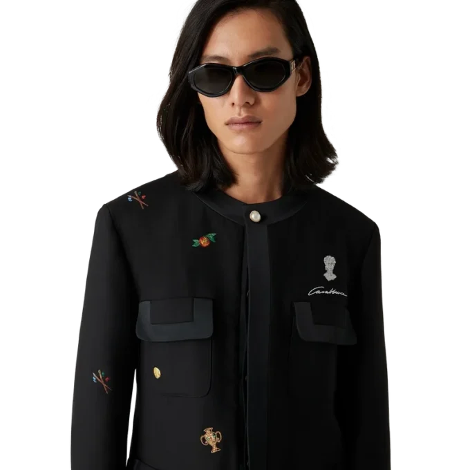 Op maat gemaakt wollen jasje met geborduurd motief Op maat gemaakt wollen jasje met geborduurd motief