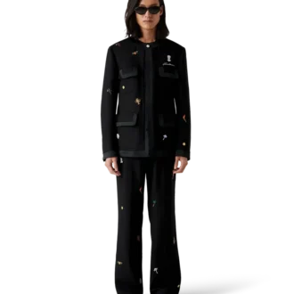 Op maat gemaakt wollen jasje met geborduurd motief