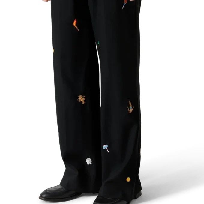 Op maat gemaakte wollen broek met geborduurd motief Op maat gemaakte wollen broek met geborduurd motief