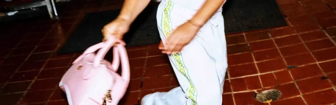 Roze geknoopte parelarmband