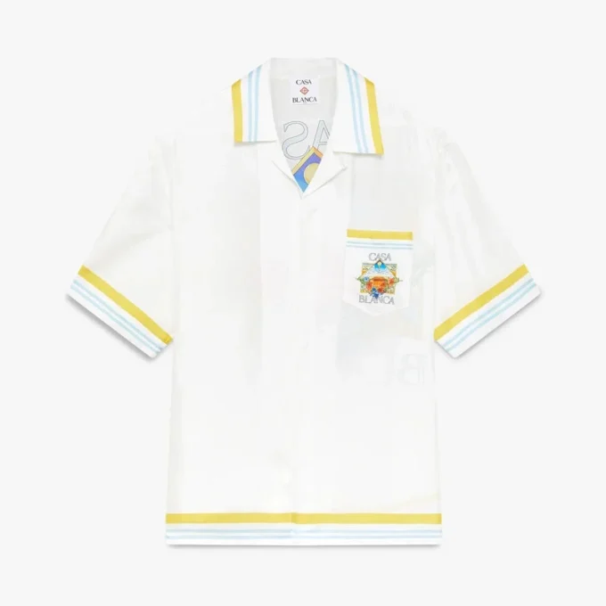 Wit zijden overhemd met korte mouwen en tennislandschap in de stijl van een short