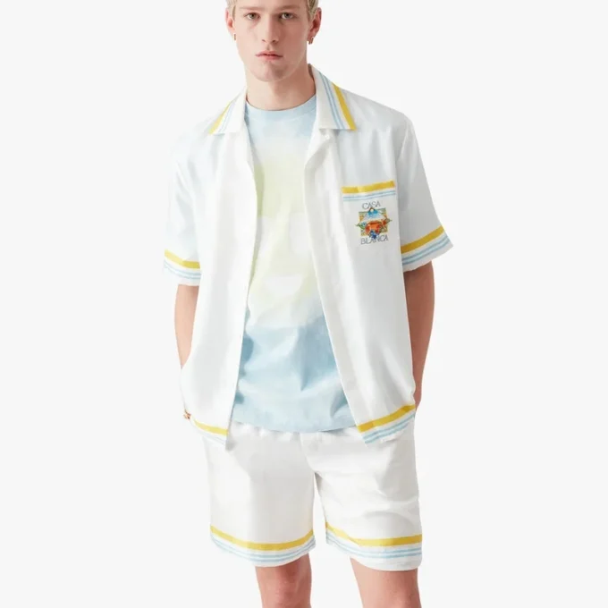 Wit zijden overhemd met korte mouwen en tennislandschap in de stijl van een short