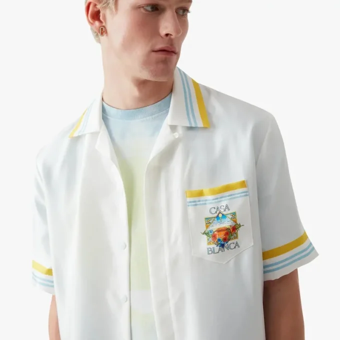 Wit zijden overhemd met korte mouwen en tennislandschap in de stijl van een short