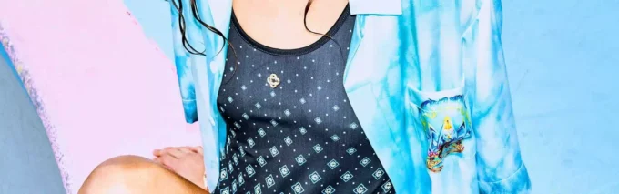 Zwart monogramzwempak met kleurverloop Zwart monogramzwempak met kleurverloop