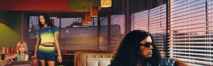 Zwarte monogrambadmode met korte mouwen en kleurverloop Zwarte monogrambadmode met korte mouwen en kleurverloop